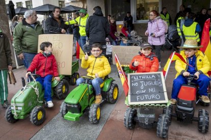 Los niños se manifestaron con tractores de juguete en apoyo a la agricultura