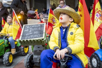 Los niños se manifestaron con tractores de juguete en apoyo a la agricultura