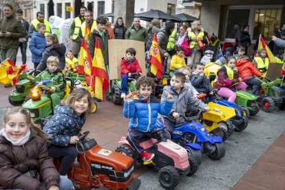 Los niños se manifestaron con tractores de juguete en apoyo a la agricultura