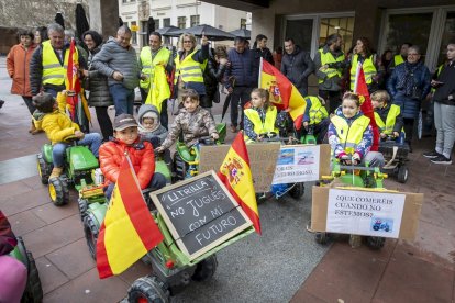 Los niños se manifestaron con tractores de juguete en apoyo a la agricultura