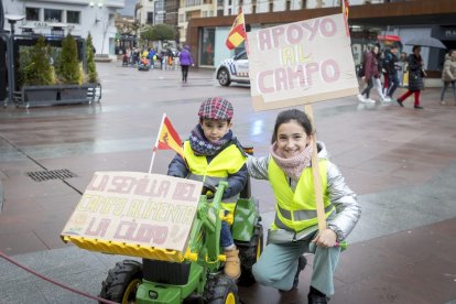 Los niños se manifestaron con tractores de juguete en apoyo a la agricultura