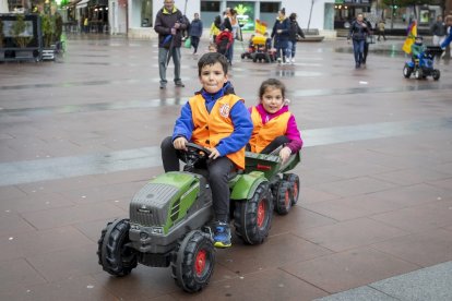 Los niños se manifestaron con tractores de juguete en apoyo a la agricultura