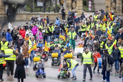 Los niños se manifestaron con tractores de juguete en apoyo a la agricultura