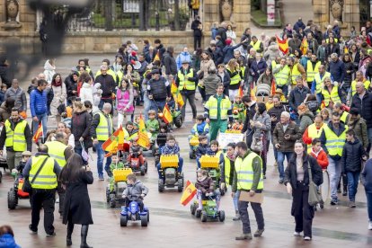 Los niños se manifestaron con tractores de juguete en apoyo a la agricultura