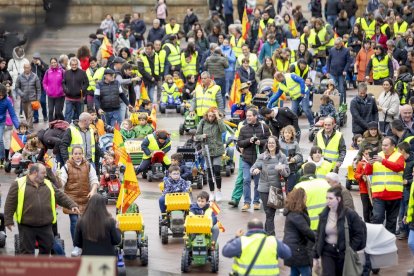 Los niños se manifestaron con tractores de juguete en apoyo a la agricultura