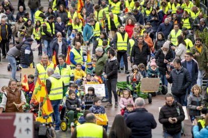 Los niños se manifestaron con tractores de juguete en apoyo a la agricultura
