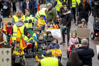Los niños se manifestaron con tractores de juguete en apoyo a la agricultura