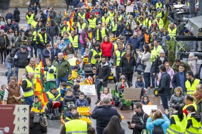 Los niños se manifestaron con tractores de juguete en apoyo a la agricultura