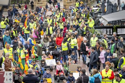 Los niños se manifestaron con tractores de juguete en apoyo a la agricultura