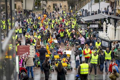 Los niños se manifestaron con tractores de juguete en apoyo a la agricultura