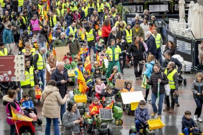 Los niños se manifestaron con tractores de juguete en apoyo a la agricultura