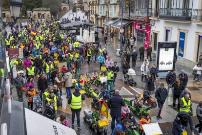 Los niños se manifestaron con tractores de juguete en apoyo a la agricultura