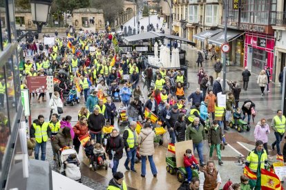 Los niños se manifestaron con tractores de juguete en apoyo a la agricultura