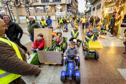 Los niños se manifestaron con tractores de juguete en apoyo a la agricultura