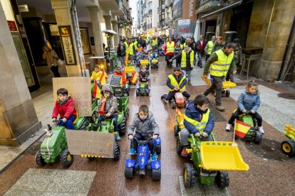 Los niños se manifestaron con tractores de juguete en apoyo a la agricultura
