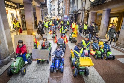 Los niños se manifestaron con tractores de juguete en apoyo a la agricultura