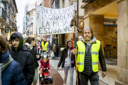 Los niños se manifestaron con tractores de juguete en apoyo a la agricultura
