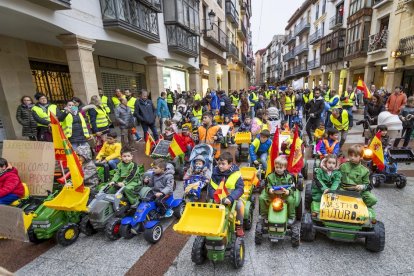 Los niños se manifestaron con tractores de juguete en apoyo a la agricultura
