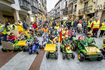 Los niños se manifestaron con tractores de juguete en apoyo a la agricultura