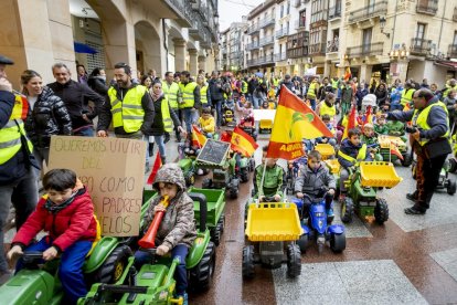 Los niños se manifestaron con tractores de juguete en apoyo a la agricultura