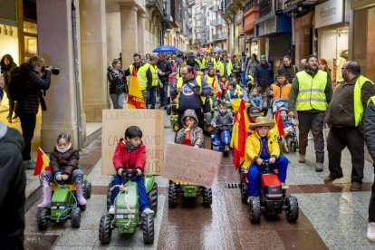 Los niños se manifestaron con tractores de juguete en apoyo a la agricultura