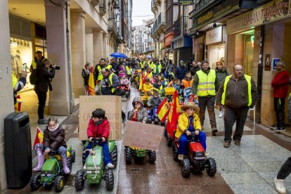 Los niños se manifestaron con tractores de juguete en apoyo a la agricultura