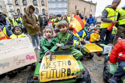 Los niños se manifestaron con tractores de juguete en apoyo a la agricultura