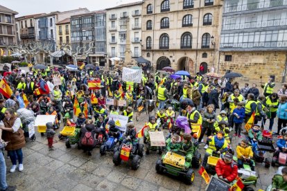 Los niños se manifestaron con tractores de juguete en apoyo a la agricultura