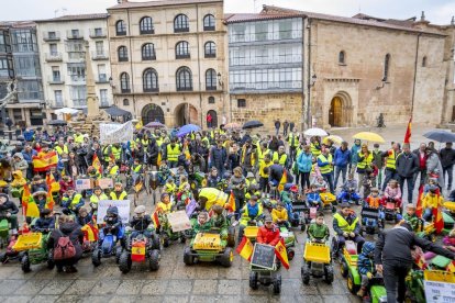 Los niños se manifestaron con tractores de juguete en apoyo a la agricultura