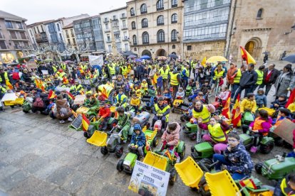 Los niños se manifestaron con tractores de juguete en apoyo a la agricultura