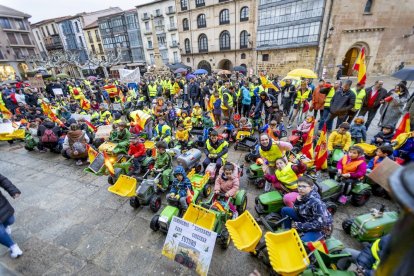 Los niños se manifestaron con tractores de juguete en apoyo a la agricultura