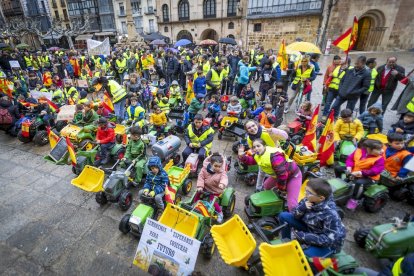 Los niños se manifestaron con tractores de juguete en apoyo a la agricultura