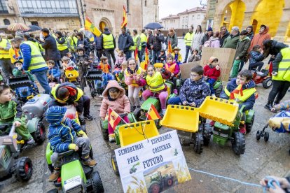 Los niños se manifestaron con tractores de juguete en apoyo a la agricultura