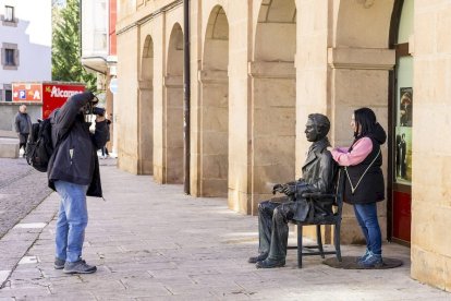 Flores y música a los 85 años del fallecimiento del poeta