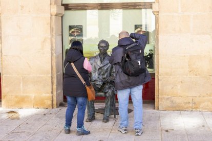 Flores y música a los 85 años del fallecimiento del poeta