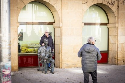 Flores y música a los 85 años del fallecimiento del poeta