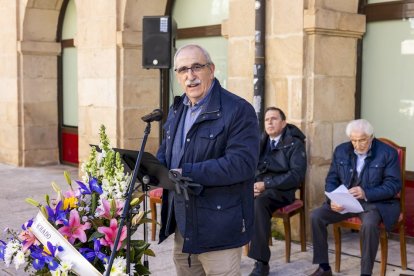 Flores y música a los 85 años del fallecimiento del poeta