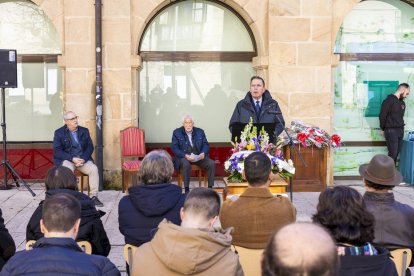 Flores y música a los 85 años del fallecimiento del poeta