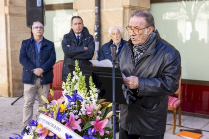 Flores y música a los 85 años del fallecimiento del poeta