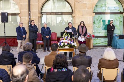 Flores y música a los 85 años del fallecimiento del poeta