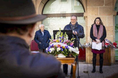Flores y música a los 85 años del fallecimiento del poeta