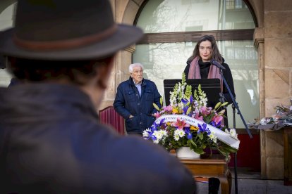 Flores y música a los 85 años del fallecimiento del poeta