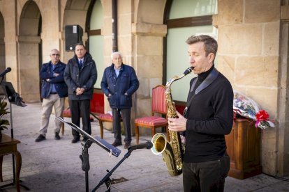 Flores y música a los 85 años del fallecimiento del poeta