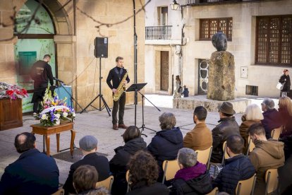 Flores y música a los 85 años del fallecimiento del poeta