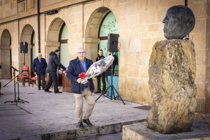 Flores y música a los 85 años del fallecimiento del poeta