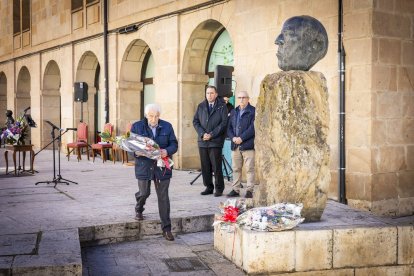 Flores y música a los 85 años del fallecimiento del poeta