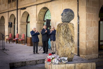 Flores y música a los 85 años del fallecimiento del poeta