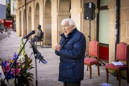Flores y música a los 85 años del fallecimiento del poeta