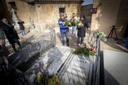 Ofrendas florales y poemas para recordar