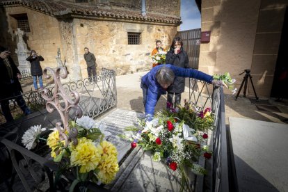 Ofrendas florales y poemas para recordar